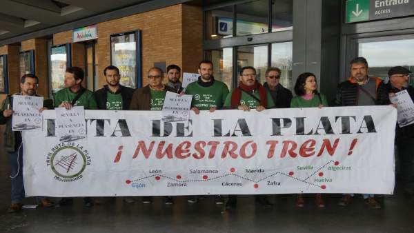 Concentración en demanda de la recuperación del tren Sevilla-Plasencia Concentración en demanda de la recuperación del tren Sevilla-Plasencia