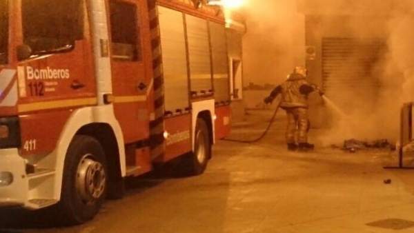 Bomberos sofocan 20 contenedores ardiendo en Novelda Bomberos sofocan 20 contenedores ardiendo en Novelda