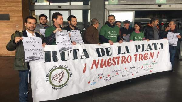 Pascual durante la concentración contra el cierre de la Ruta de la Plata Pascual durante la concentración contra el cierre de la Ruta de la Plata