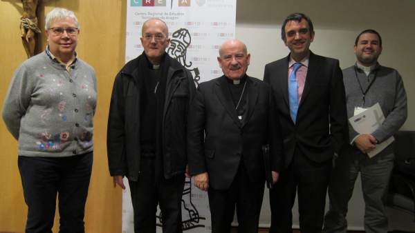 Arzobispo de Zaragoza y obispo de Huesca y Jaca con responsables de las jornadas Arzobispo de Zaragoza y obispo de Huesca y Jaca con responsables de las jornadas