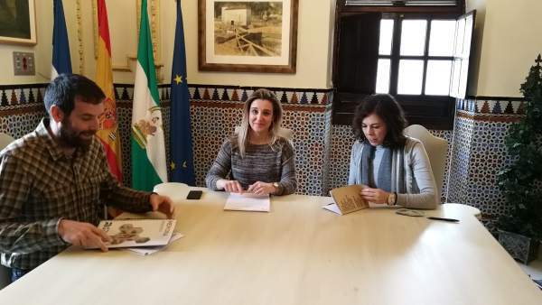 La alcaldesa de Alcalá de Guadaíra y la Asociación Autismo Sevilla La alcaldesa de Alcalá de Guadaíra y la Asociación Autismo Sevilla