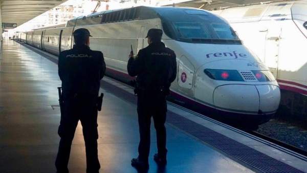 Policía en la estación de trenes Policía en la estación de trenes