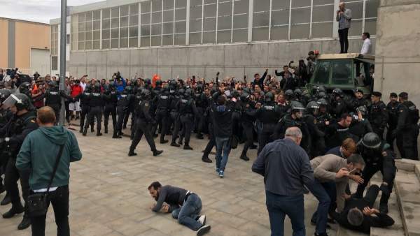 Guardia Civil entra en el punto de votación del pte.C.Puigdemonet el 1-O Guardia Civil entra en el punto de votación del pte.C.Puigdemonet el 1-O