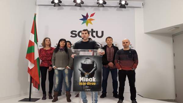 Arkaitz Rodríguez y miembros de Sortu Arkaitz Rodríguez y miembros de Sortu