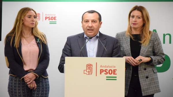Ruiz Espejo, secretario provincial del PSOE, en rueda de prensa en Málaga Ruiz Espejo, secretario provincial del PSOE, en rueda de prensa en Málaga