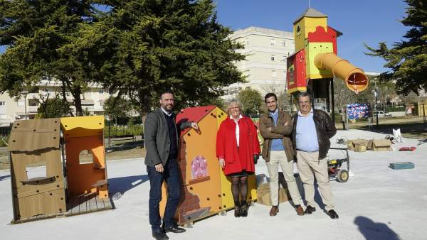 Raúl Jiménez y Teresa Porras en el Parque Infantil en Teatinos Raúl Jiménez y Teresa Porras en el Parque Infantil en Teatinos