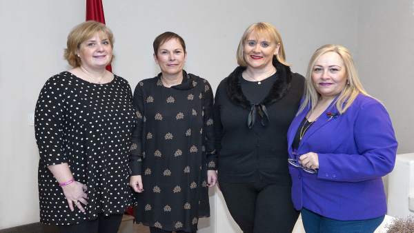 Barkos con las representantes de la Asociación FRIDA. Barkos con las representantes de la Asociación FRIDA.