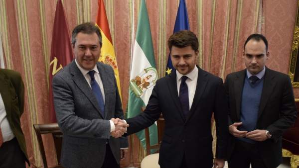 Juan Espadas y Beltrán Pérez firman un acuerdo Juan Espadas y Beltrán Pérez firman un acuerdo