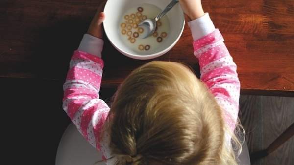 Niña comiendo cereales Niña comiendo cereales