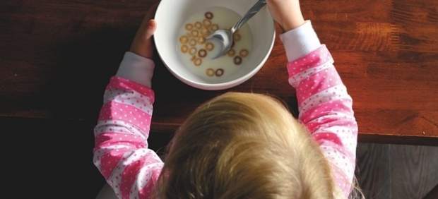 Niña comiendo cereales