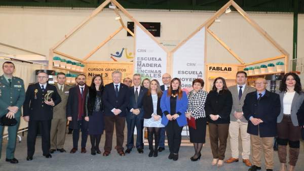 Autoridades en la inauguración del salón Autoridades en la inauguración del salón