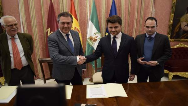 Juan Espadas y Beltrán Pérez firman un acuerdo Juan Espadas y Beltrán Pérez firman un acuerdo