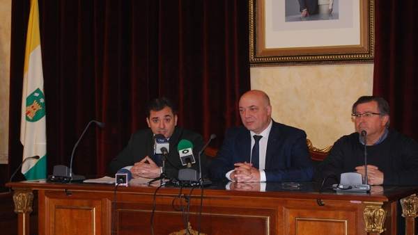 López (izda.) y Ruiz (centro), durante el encuentro mantenido López (izda.) y Ruiz (centro), durante el encuentro mantenido