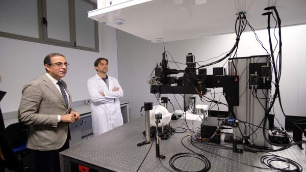 El rector de la US, Miguel Ángel Castro, observa un microscopio multifotón El rector de la US, Miguel Ángel Castro, observa un microscopio multifotón