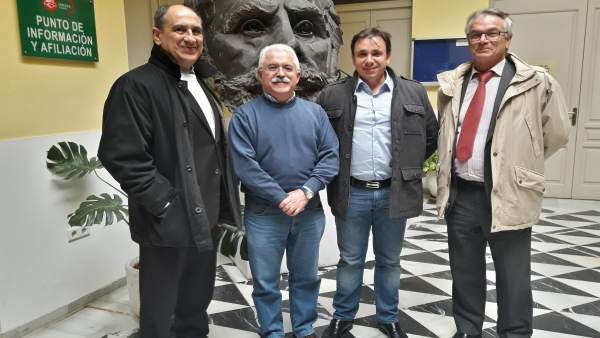 Luciano Gómez, con representantes de la empresa Policedencias. Luciano Gómez, con representantes de la empresa Policedencias.