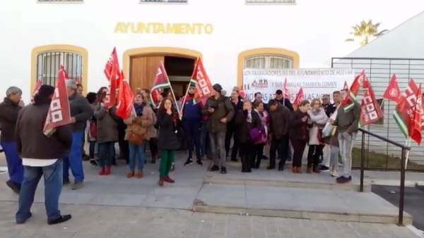 Trabajadores afectados se concentran en las puertas del Consistorio Trabajadores afectados se concentran en las puertas del Consistorio