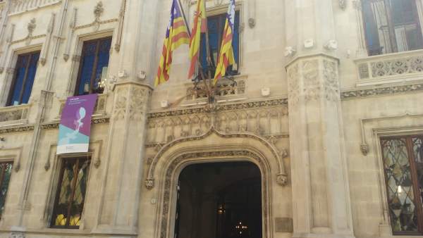 Fachada del edificio del Consell de Mallorca en la calle Palau Reial Fachada del edificio del Consell de Mallorca en la calle Palau Reial