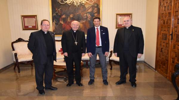 El obispo de Jaén con Manuel Ángel Vázquez El obispo de Jaén con Manuel Ángel Vázquez