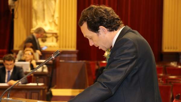 Marc Pons defiende el decreto ley en el pleno Marc Pons defiende el decreto ley en el pleno