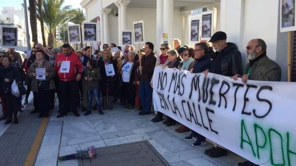 Concentración APDH-A por la muerte de una 'sintecho' en Cádiz Concentración APDH-A por la muerte de una 'sintecho' en Cádiz
