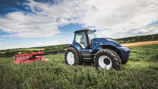 Un tractor de metano de New Holland recolecta alfalfa
