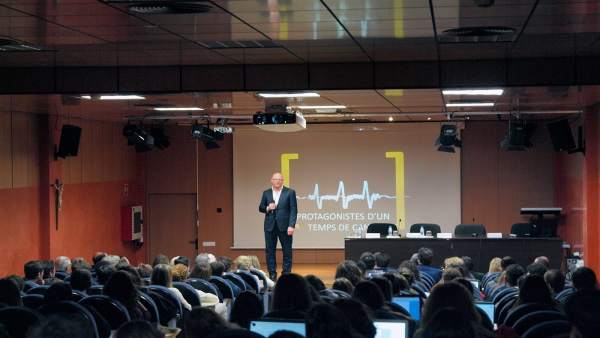 Antoni Riera dando una charla Antoni Riera dando una charla
