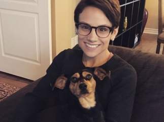 Una campeona del mundo de patinaje adopta a un perro que iba a ser cocinado