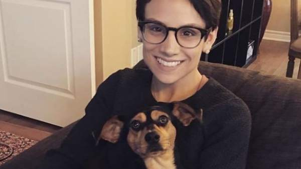 Una campeona del mundo de patinaje adopta a un perro que iba a ser cocinado Una campeona del mundo de patinaje adopta a un perro que iba a ser cocinado