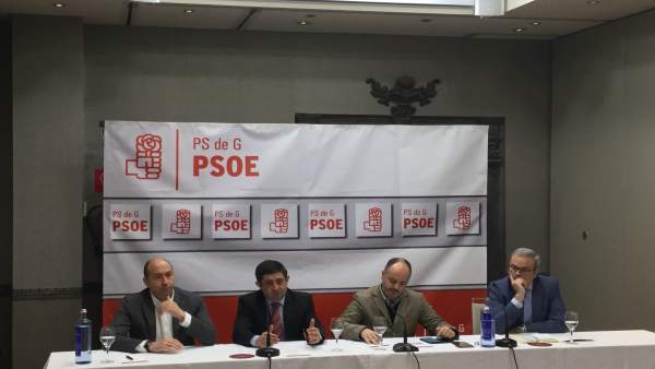 Francisco Reyes (2i), en rueda de prensa junto a responsables del PSOE. Francisco Reyes (2i), en rueda de prensa junto a responsables del PSOE.