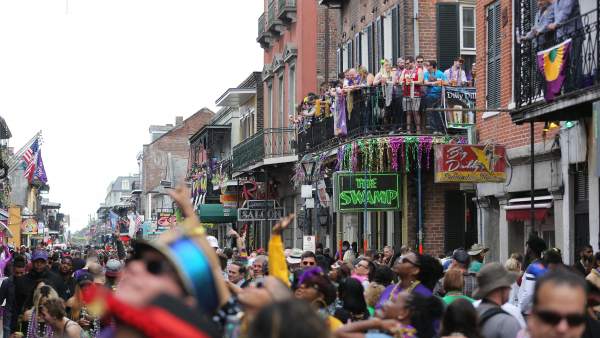 La gente se agolpa en Bourbon Street en el Fat Tuesday La gente se agolpa en Bourbon Street en el Fat Tuesday