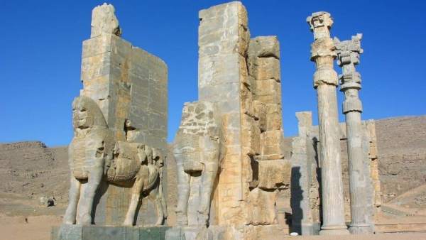 Puerta de las naciones, en Persepolis. Puerta de las naciones, en Persepolis.