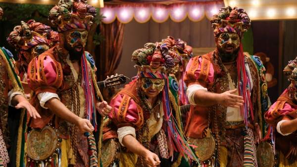 Comparsa 'El Perro Andalú' en el Falla Comparsa 'El Perro Andalú' en el Falla