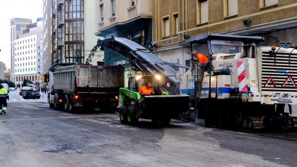 Trabajos de asfaltado en Santander, en la calle Cádiz Trabajos de asfaltado en Santander, en la calle Cádiz