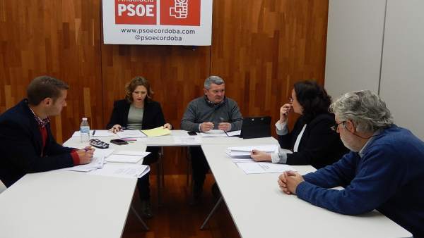 Sonia Ruiz y Jesús María Ruiz (al fondo) con responsables de UPTA-A Sonia Ruiz y Jesús María Ruiz (al fondo) con responsables de UPTA-A