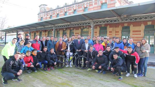 Autoridades y voluntarios en la presentación de la Andalucía Bike Race. Autoridades y voluntarios en la presentación de la Andalucía Bike Race.