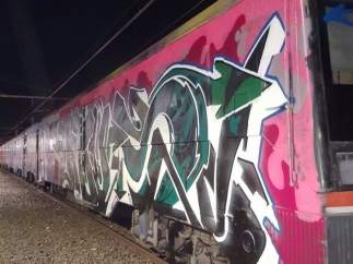 Grafiti en un tren de Renfe.
