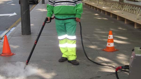 Un Operario De Limpieza De Logroño Un Operario De Limpieza De Logroño