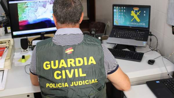 Un agente de la Guardia Civil inspecciona archivos en un ordenador Un agente de la Guardia Civil inspecciona archivos en un ordenador