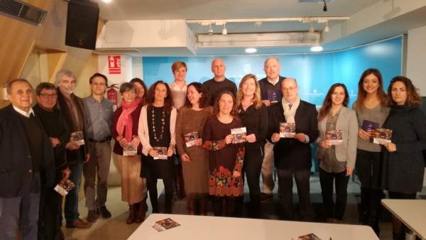 Gómez con miembros de la Plataforma de Ocio de Calidad Gómez con miembros de la Plataforma de Ocio de Calidad