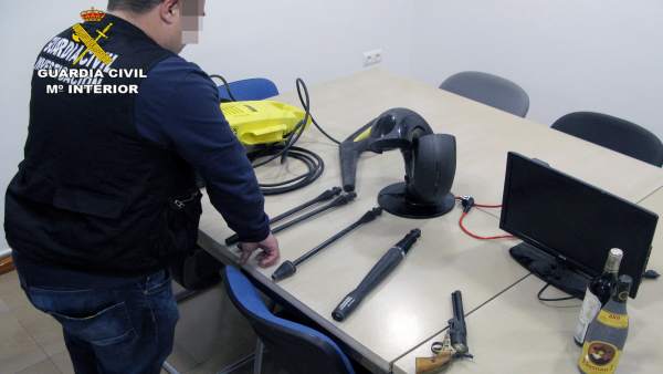 Algunos de los efectos recuperados por la Guardia Civil Algunos de los efectos recuperados por la Guardia Civil