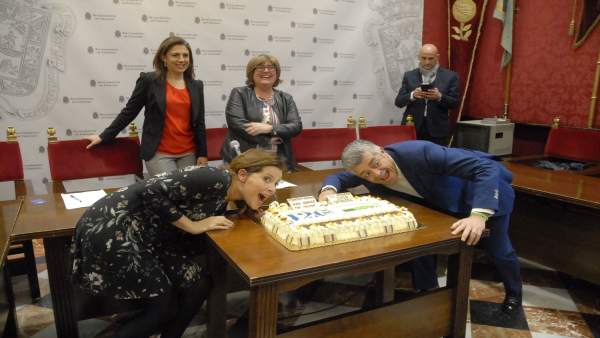 Presentación de la tarta de piononos más grande del mundo Presentación de la tarta de piononos más grande del mundo