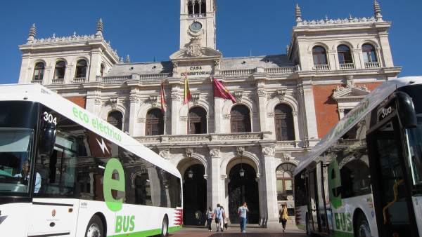 Autobuses de Auvasa, ante el Ayuntamiento de Valladolid Autobuses de Auvasa, ante el Ayuntamiento de Valladolid