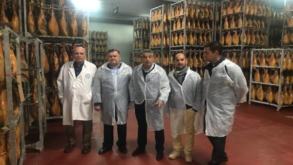 Zurera (segundo por la izda.) durante su visita a las empreas Zurera (segundo por la izda.) durante su visita a las empreas