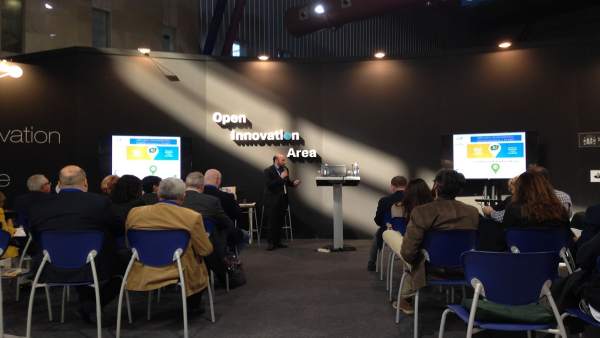 Hueso presenta el portal Enfoca Jaén en el Foro Transfiere. Hueso presenta el portal Enfoca Jaén en el Foro Transfiere.