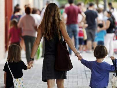 Madre e hijos van al colegio