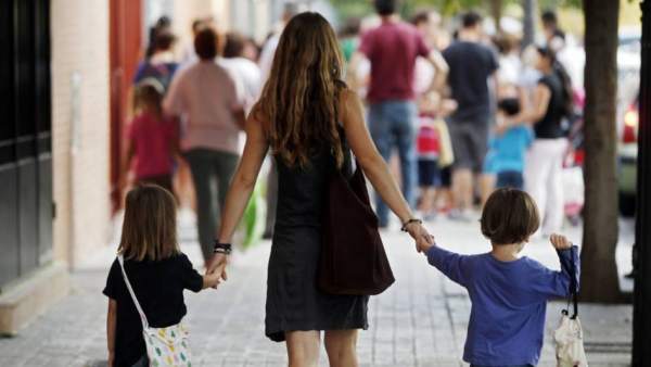 Madre e hijos van al colegio Madre e hijos van al colegio