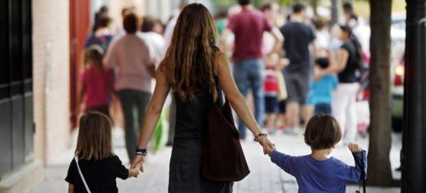 Madre e hijos van al colegio