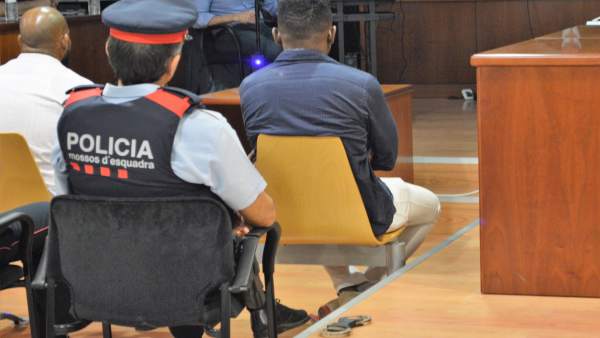 El condenado por matar y descuartizar a un hombre, de blanco en el juicio El condenado por matar y descuartizar a un hombre, de blanco en el juicio