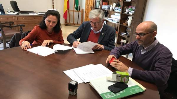 Vioque (izda.) y Osuna (centro) durante la firma Vioque (izda.) y Osuna (centro) durante la firma