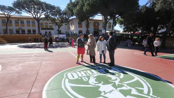 Ayuntamiento de Marbella alcaldesa colegio repintado mejora instalaciones colegi Ayuntamiento de Marbella alcaldesa colegio repintado mejora instalaciones colegi